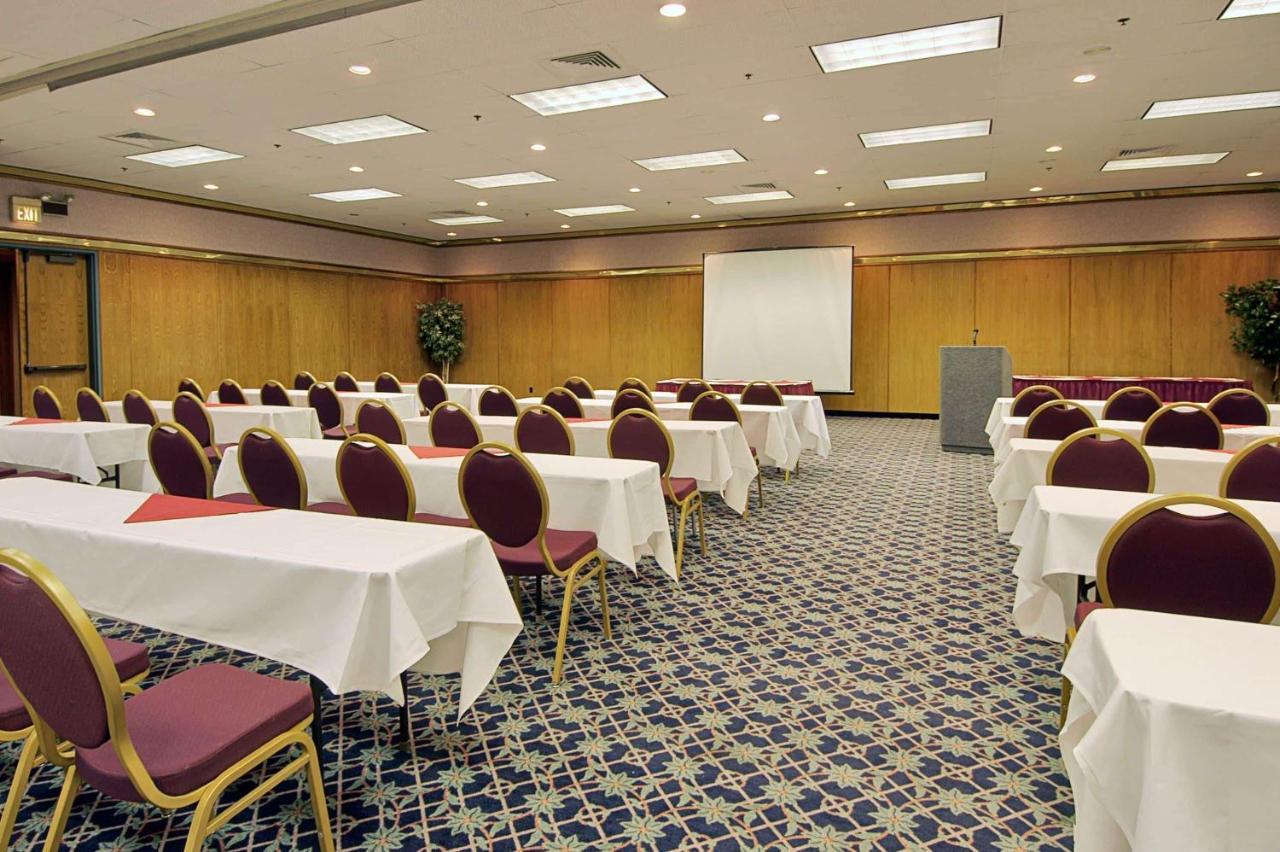 Ramada By Wyndham Portland Airport Hotel Екстериор снимка