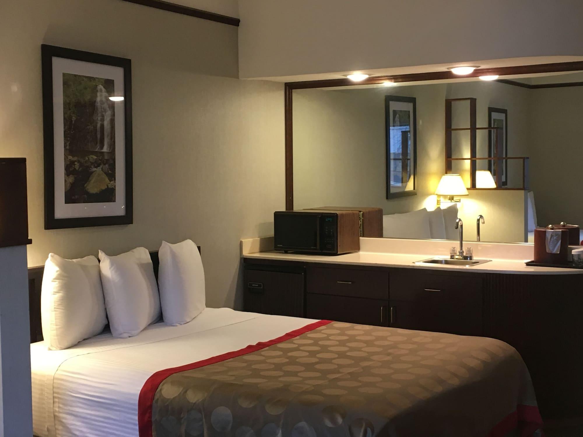 Ramada By Wyndham Portland Airport Hotel Екстериор снимка
