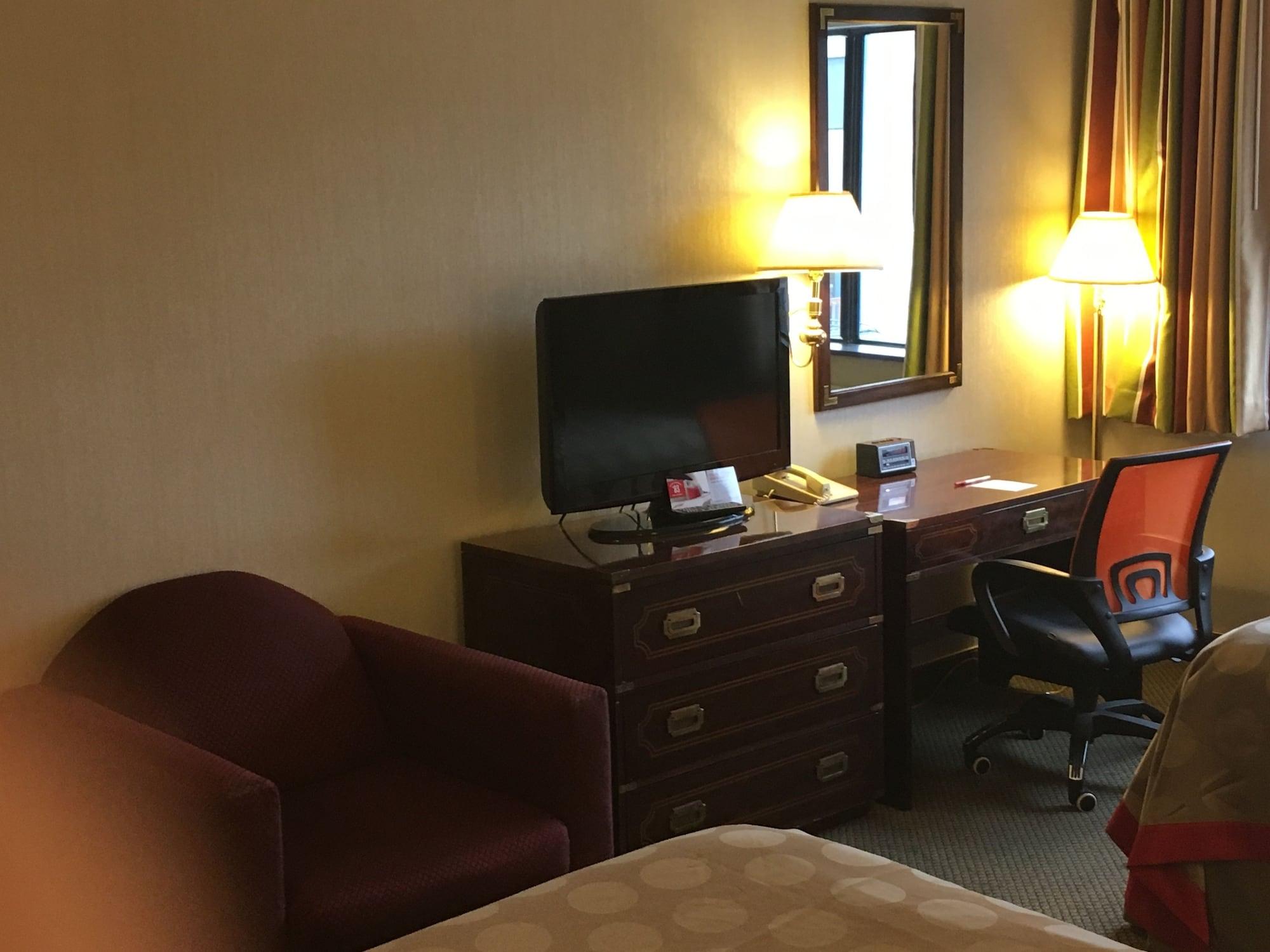 Ramada By Wyndham Portland Airport Hotel Екстериор снимка