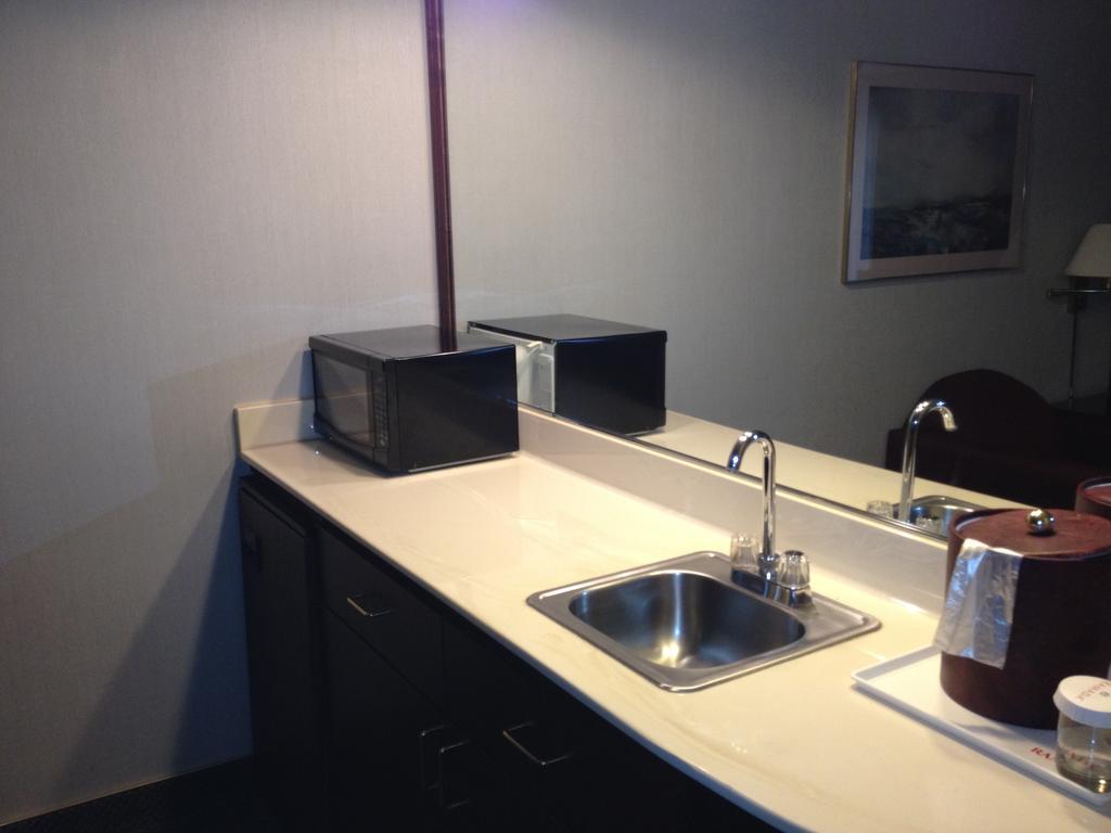 Ramada By Wyndham Portland Airport Hotel Екстериор снимка