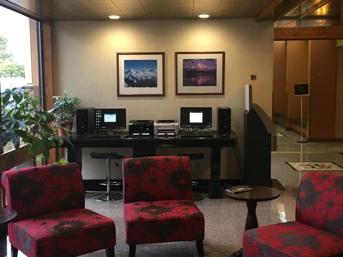 Ramada By Wyndham Portland Airport Hotel Екстериор снимка