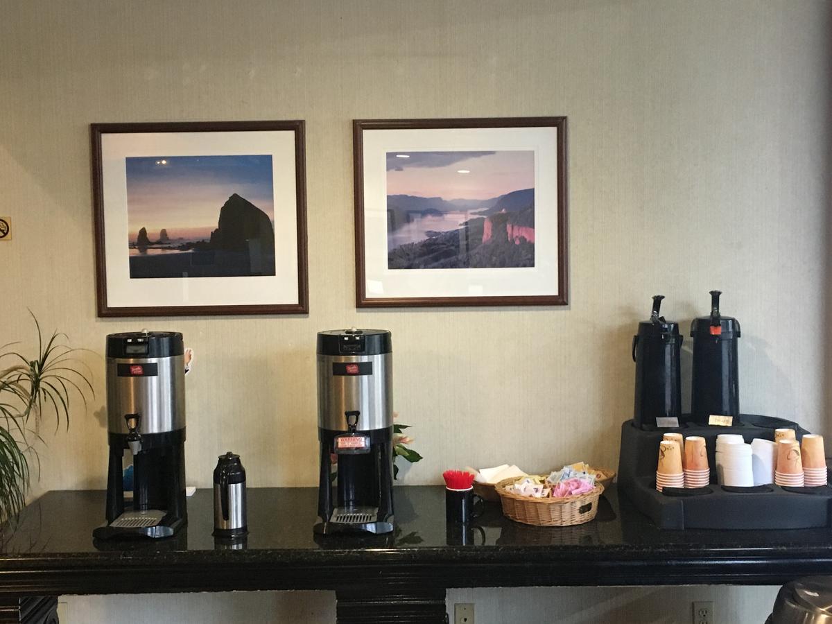 Ramada By Wyndham Portland Airport Hotel Екстериор снимка