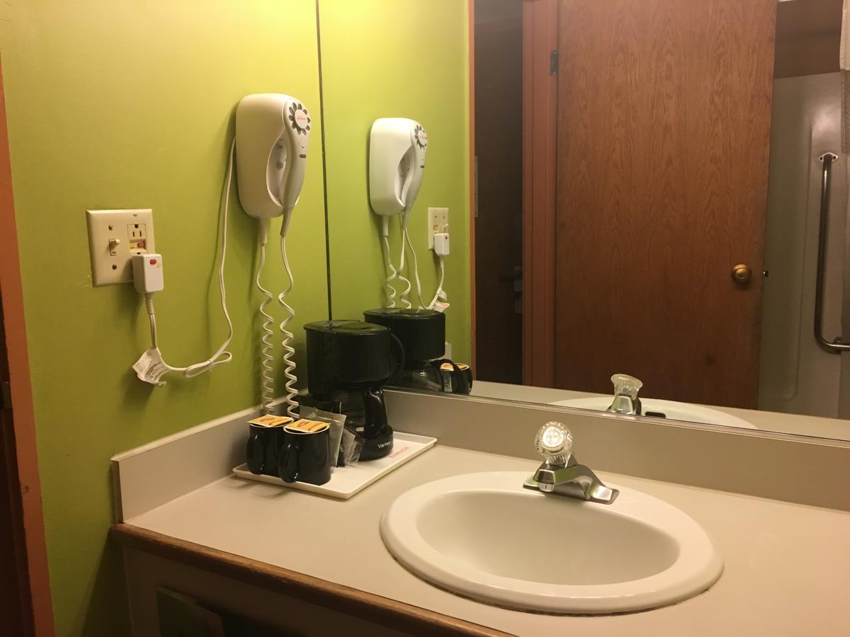 Ramada By Wyndham Portland Airport Hotel Екстериор снимка