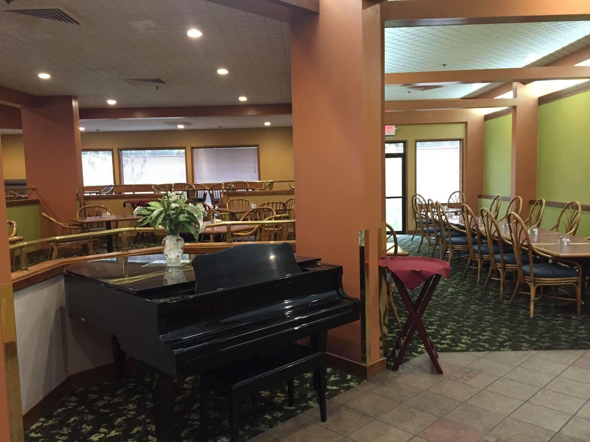 Ramada By Wyndham Portland Airport Hotel Екстериор снимка