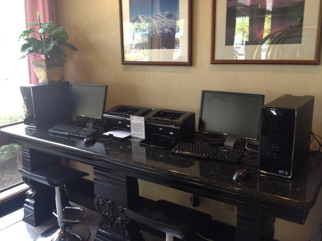 Ramada By Wyndham Portland Airport Hotel Екстериор снимка